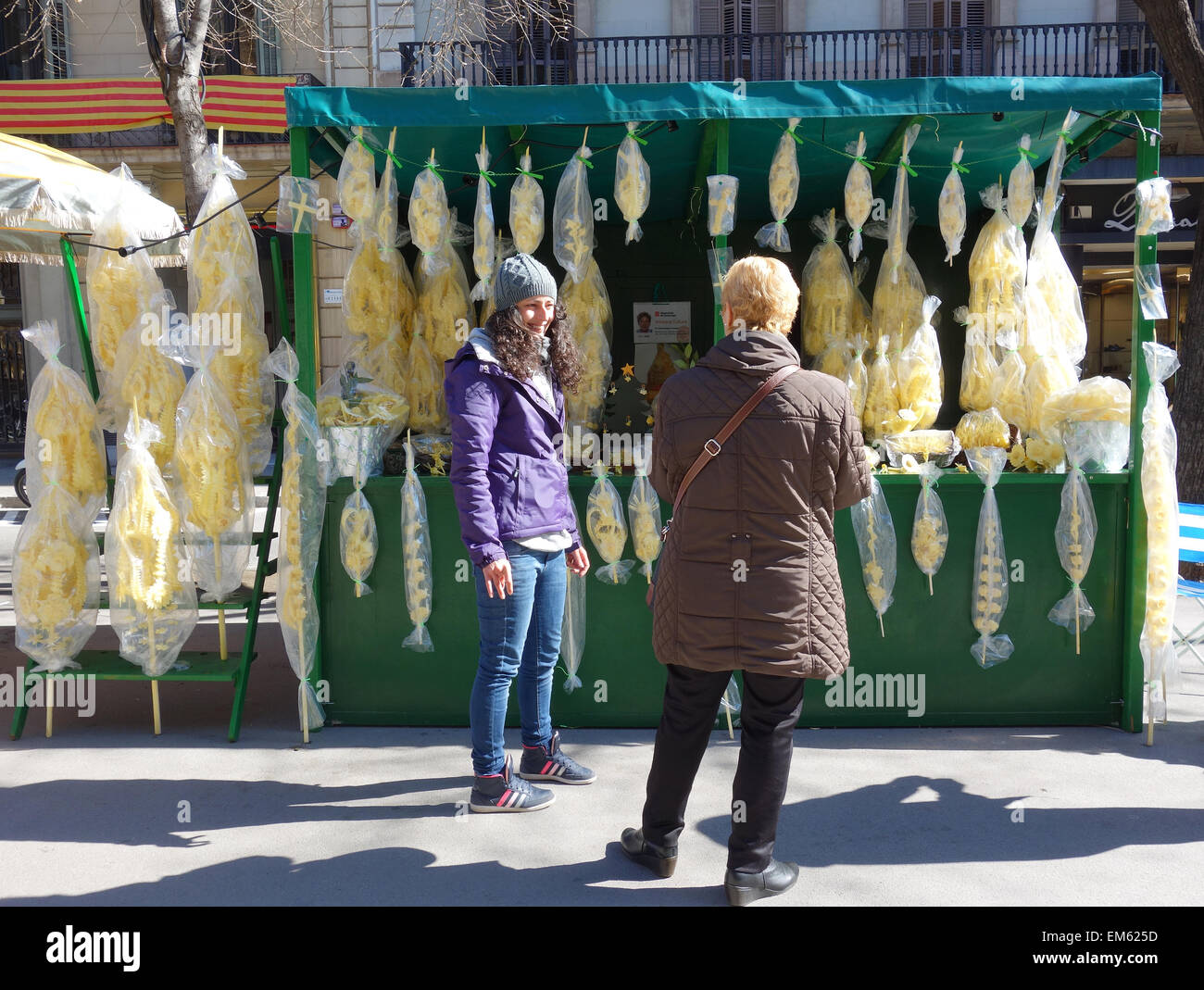 Stall zu verkaufen geflochtene Palmen für Palmsonntag-Feier am Rambla Catalunya, Barcelona, Katalonien, Spanien Stockfoto