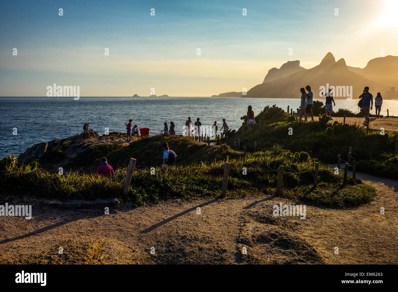 Brasilien, Rio De Janeiro, Menschen auf der Pedra Arpoador Vorgebirge bei Sonnenuntergang Stockfoto