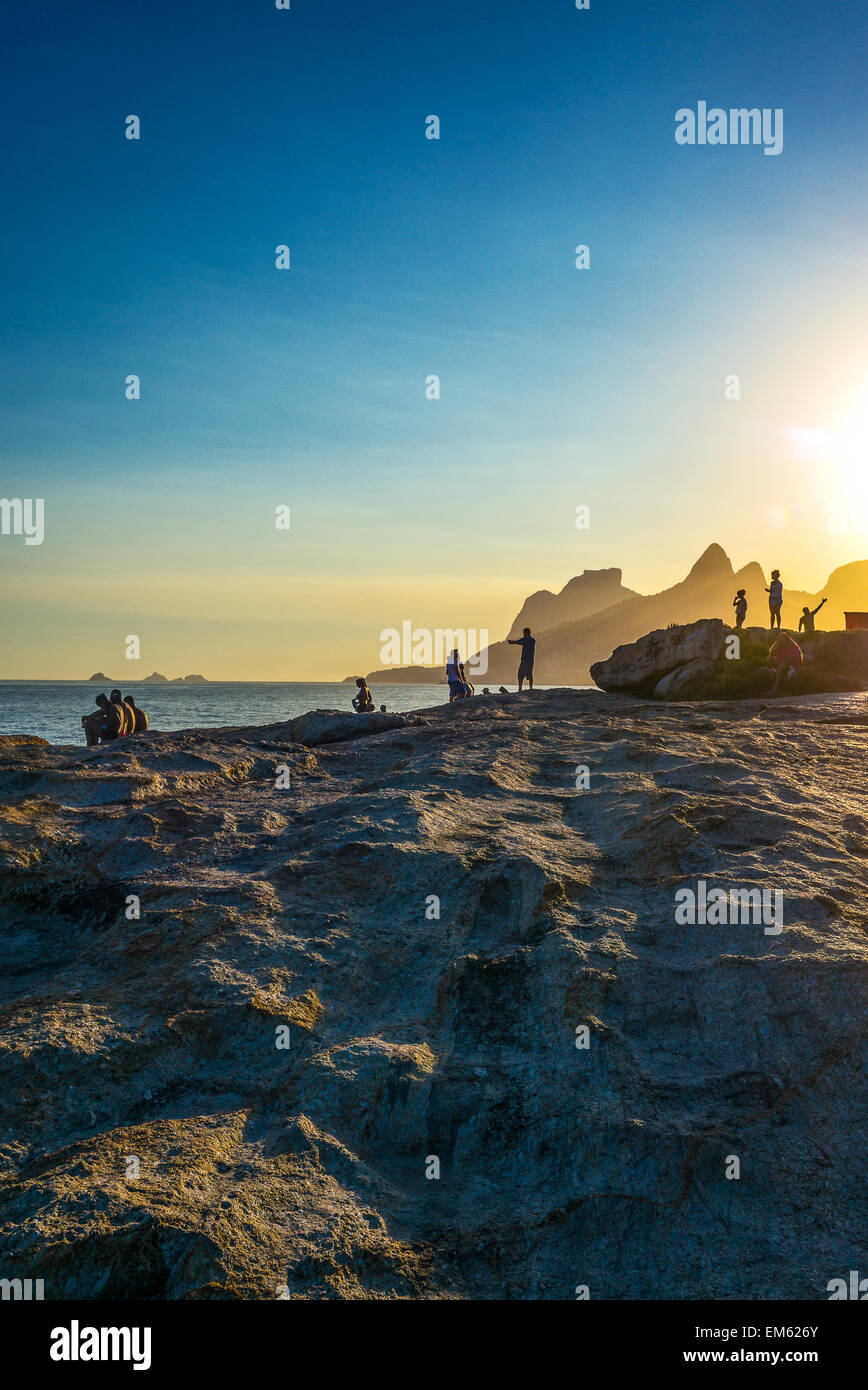 Brasilien, Rio De Janeiro, Menschen auf der Pedra Arpoador Vorgebirge bei Sonnenuntergang Stockfoto