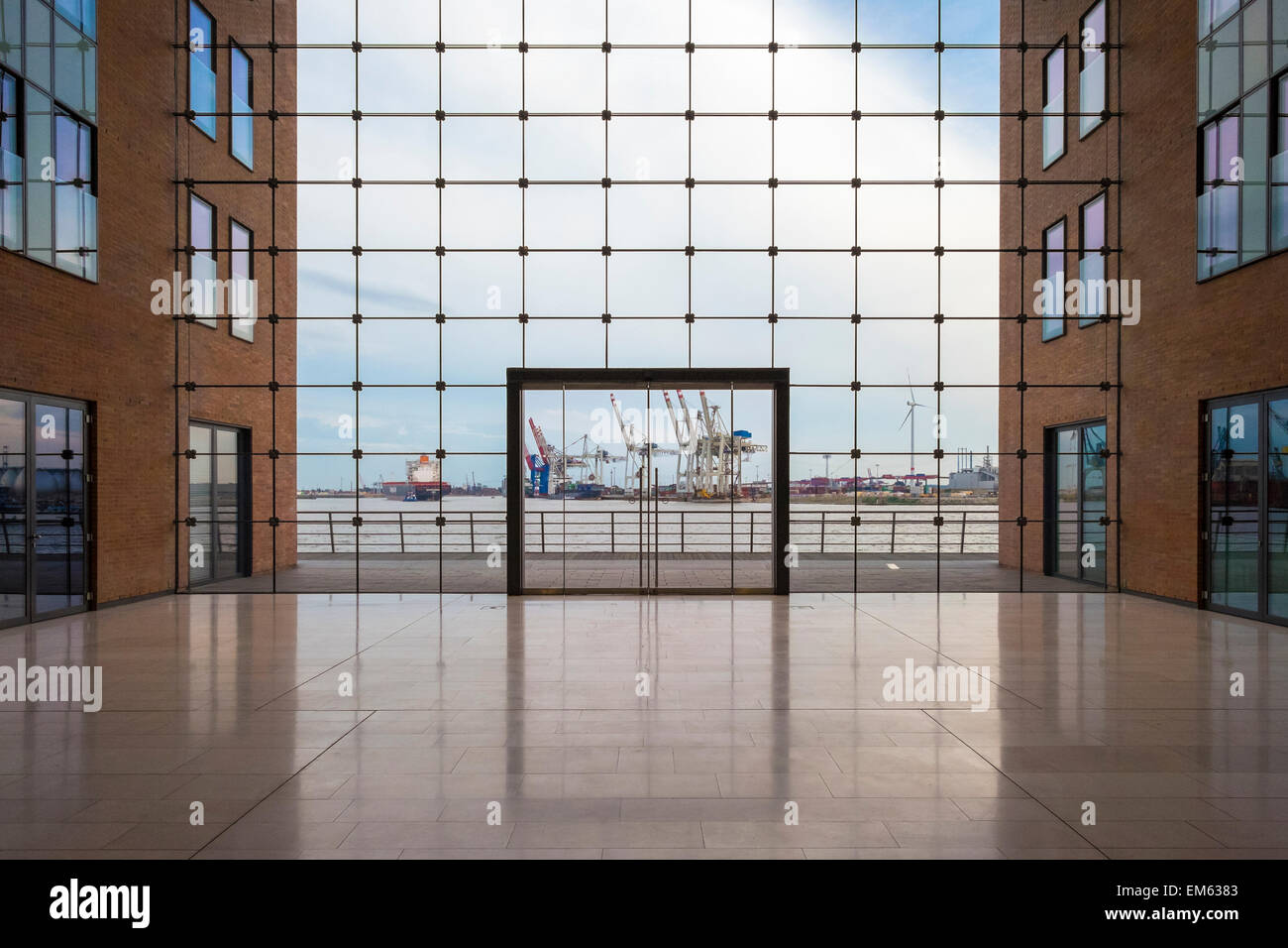 Innere des modernen Bürogebäude mit Blick auf den Hamburger Hafen Stockfoto