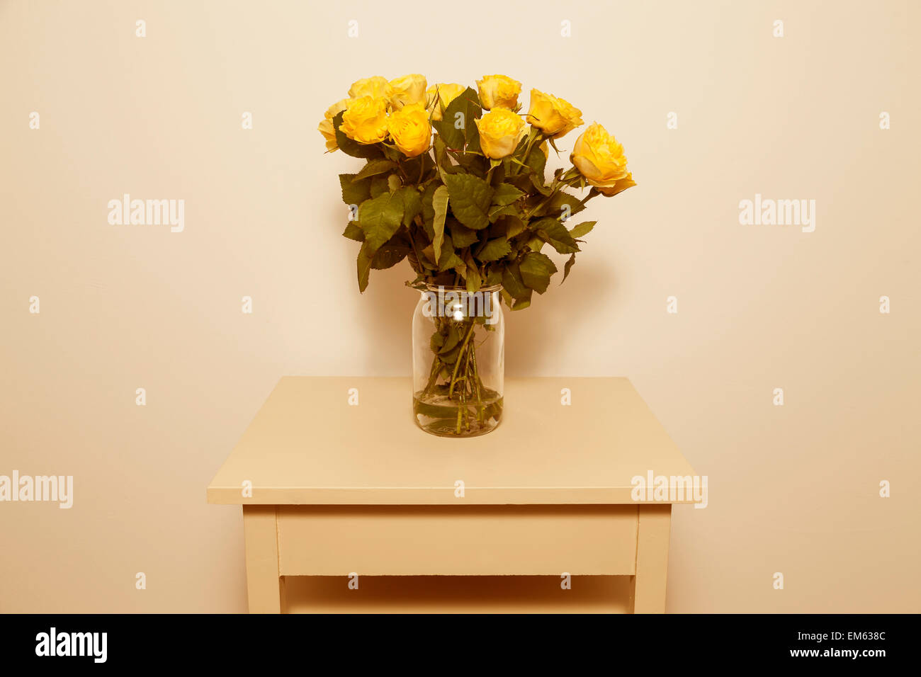 Gelbe Rosen in vase Stockfoto