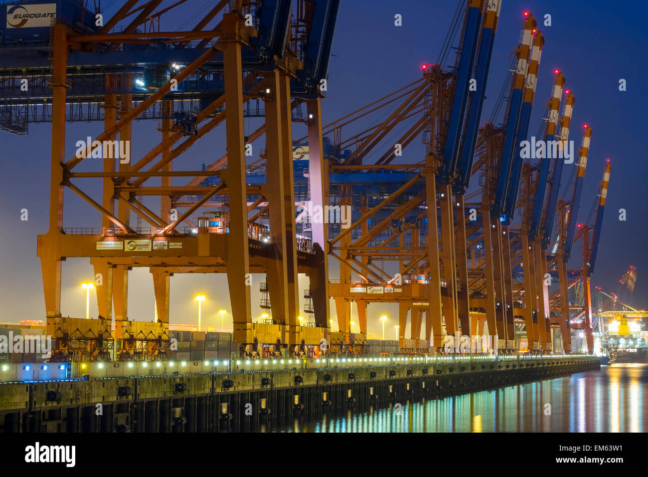 Leere Eurokai Verladungskai mit Cargo-Container Krane in der Nacht, Hamburg Stockfoto