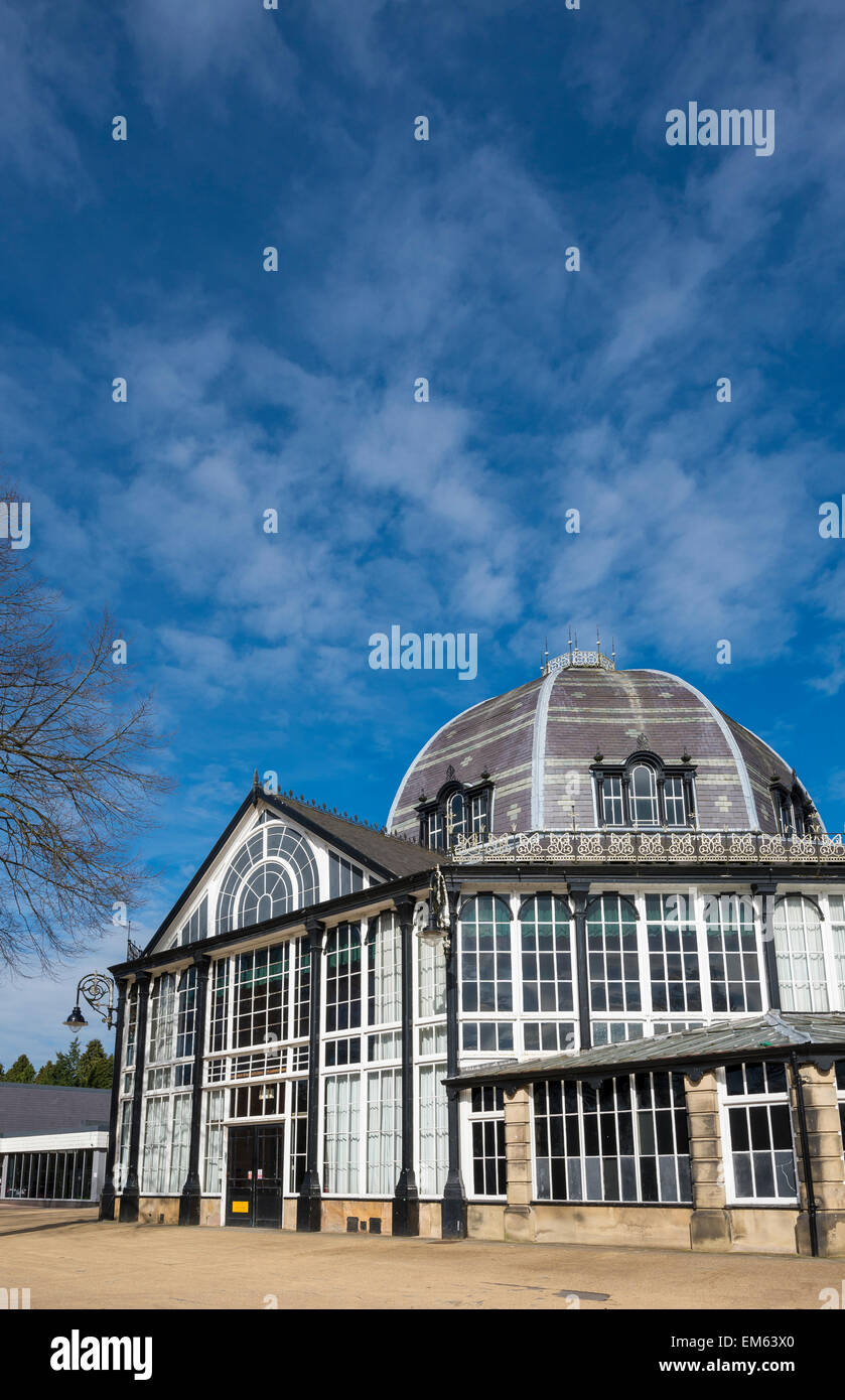 Das Oktogon im Pavillon Garten, Buxton an einem sonnigen Frühlingsmorgen. Stockfoto