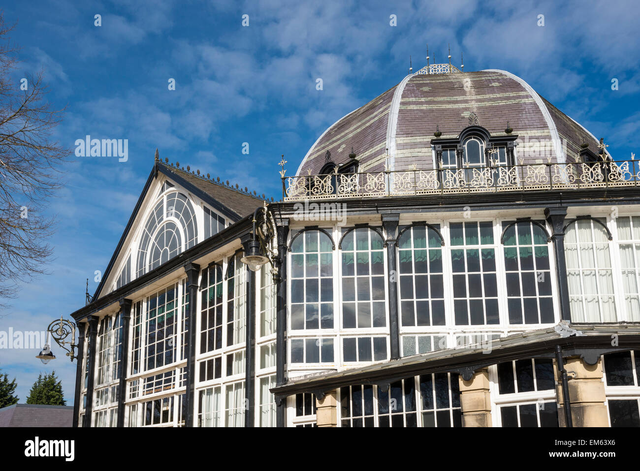 Das Octagon in the Pavilion Gardens, Buxton, Derbyshire, England an einem sonnigen Frühlingsmorgen. Stockfoto