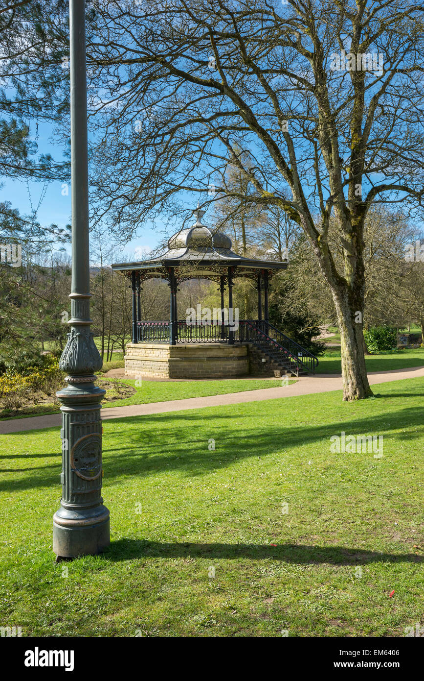 Der Musikpavillon und eine reich verzierte Lampost im Pavillon Garten, Buxton. Stockfoto