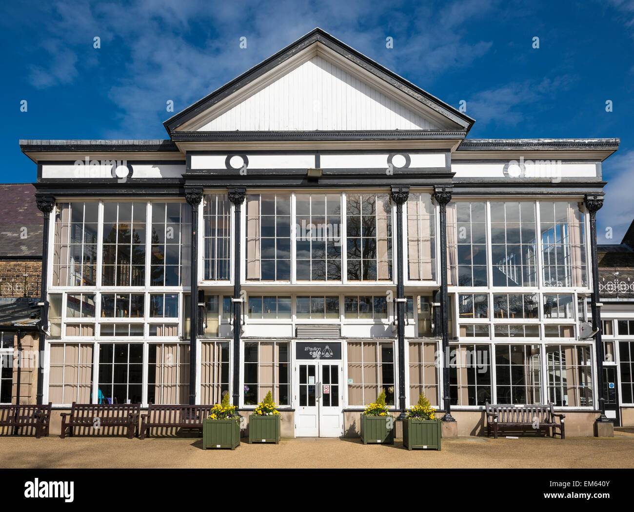 Der Pavillon Café, Buxton in Derbyshire an einem sonnigen Frühlingsmorgen. Stockfoto