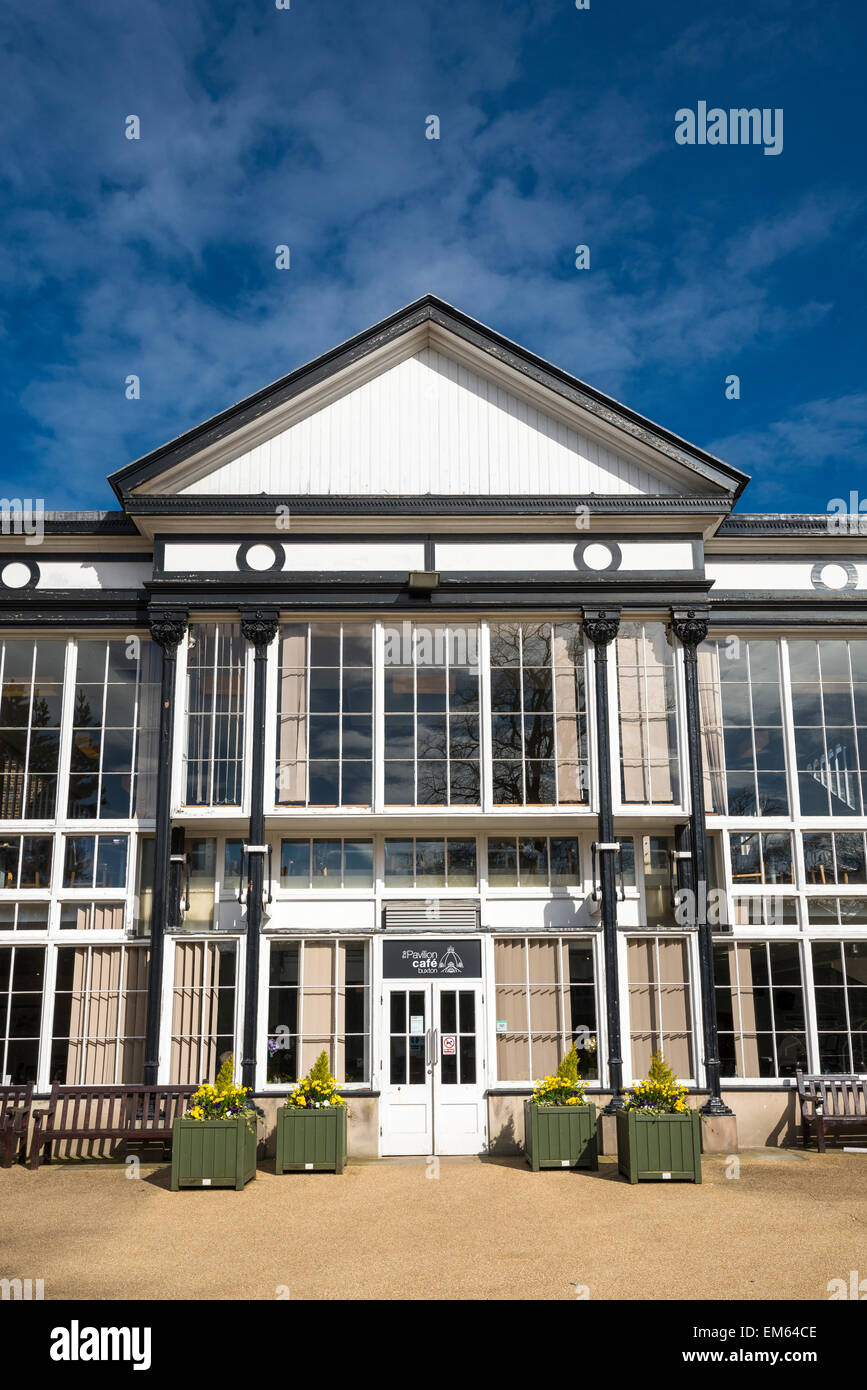 Der Pavillon Café, Buxton in Derbyshire an einem sonnigen Frühlingsmorgen. Stockfoto