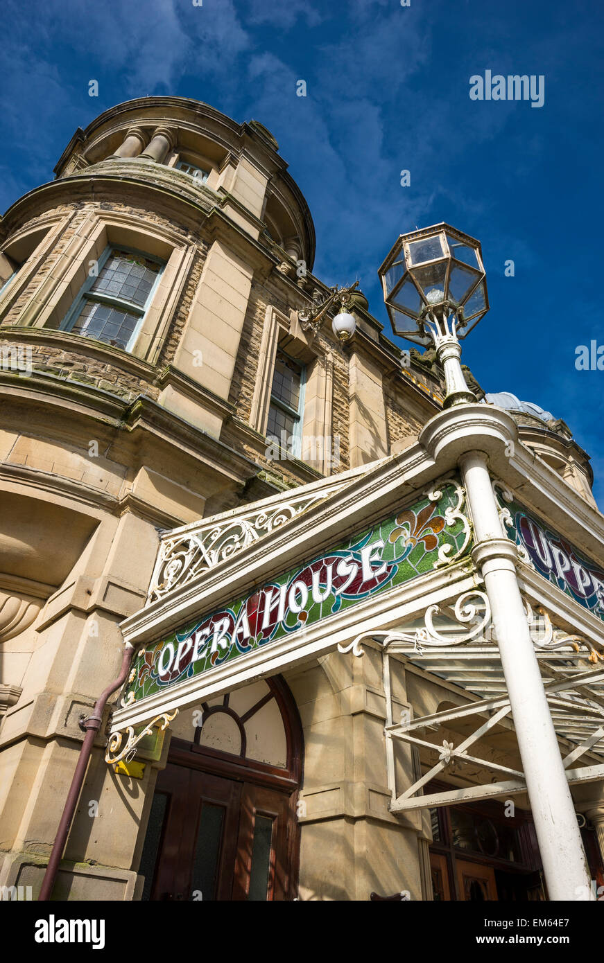 Farbglas Zeichen im Buxton Opera House in Derbyshire an einem sonnigen Frühlingstag. Stockfoto