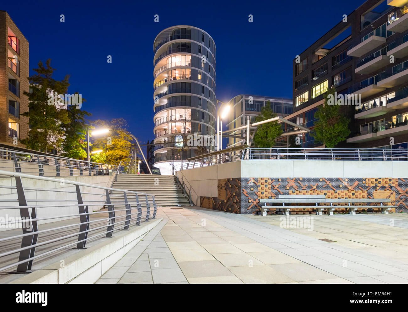 Moderne städtische Architektur auf die Dalmankai bei Nacht, HafenCity, Hamburg Stockfoto