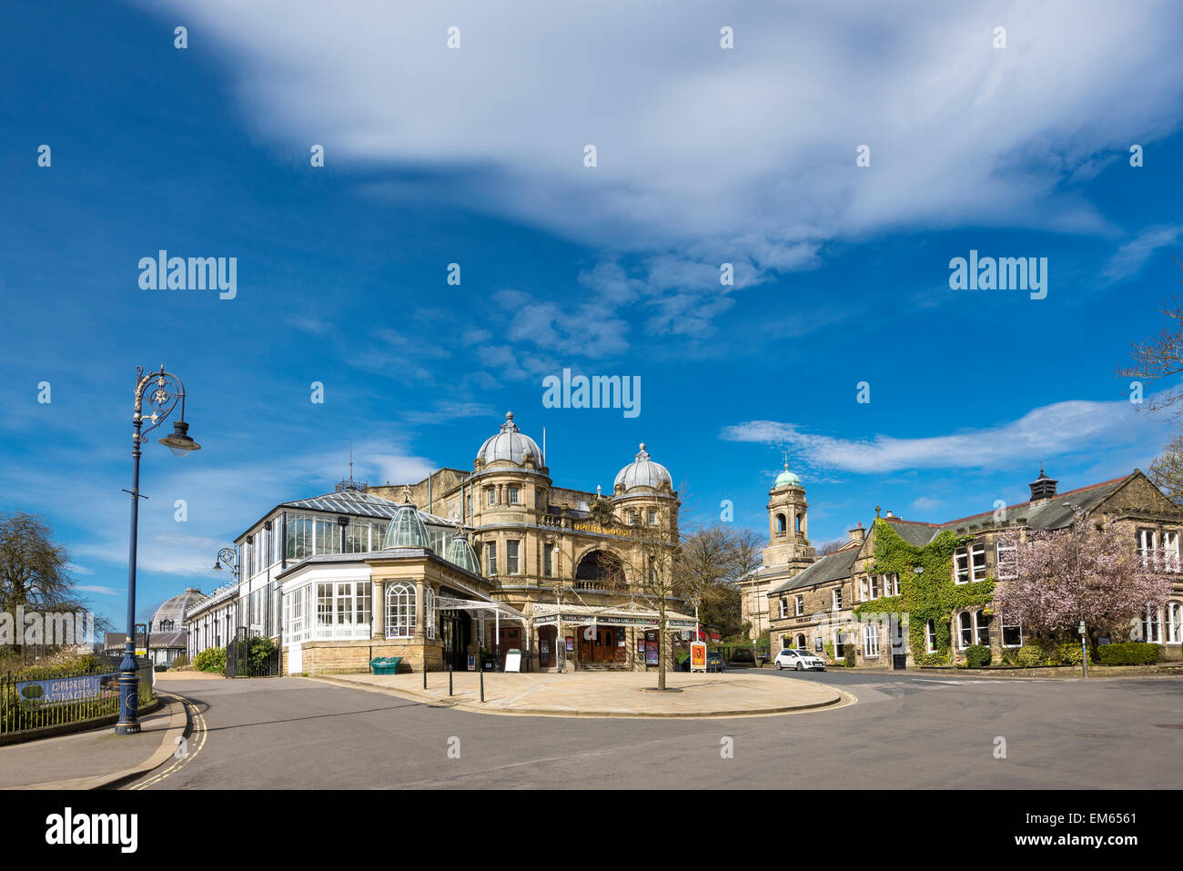 Buxton Opera House an einem sonnigen Frühlingsmorgen. Ein wunderschönes Gebäude neben den Pavilion Gardens in dieser Stadt in Derbyshire Spa. Stockfoto