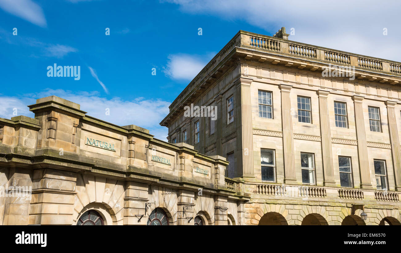 Georgianischen Gebäuden rund um den Halbmond in der alten Spa Buxton in Derbyshire. Stockfoto