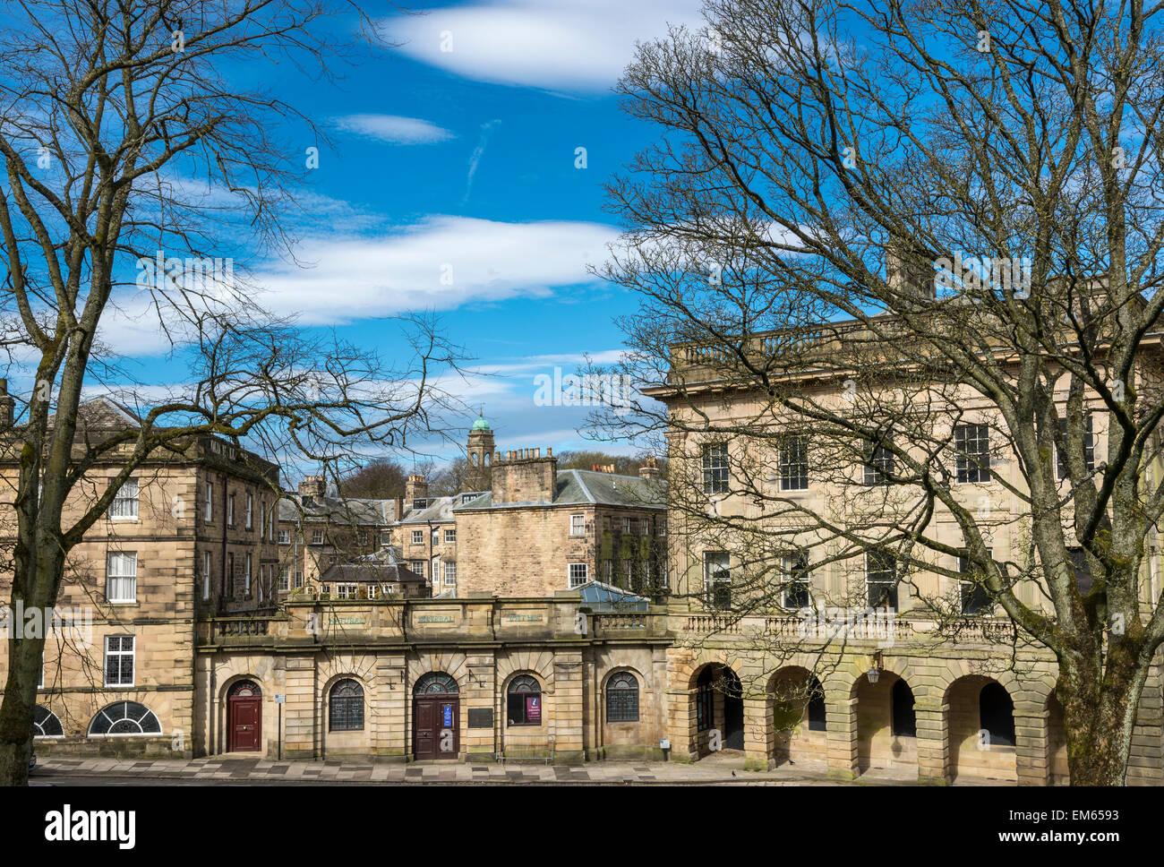 Altbauten in die Spa Stadt Buxton in Derbyshire an einem sonnigen Frühlingstag. Stockfoto
