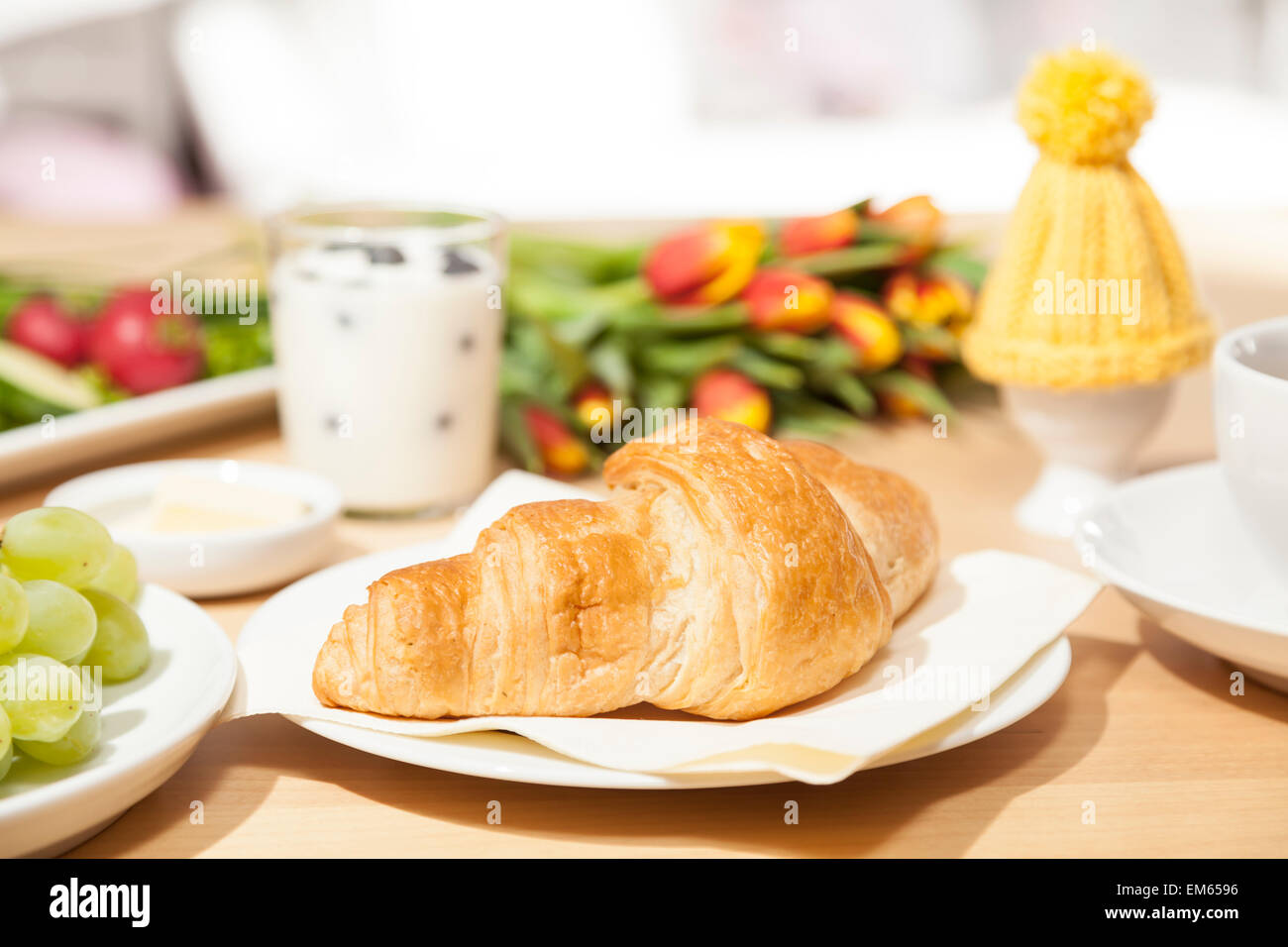 Croissant am Frühstückstisch Stockfoto