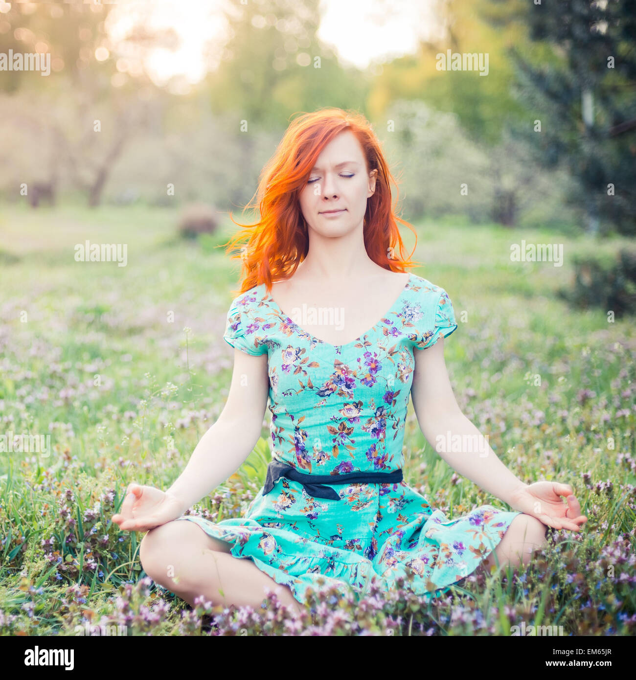 Junge Frau beim Yoga im Park Stockfoto