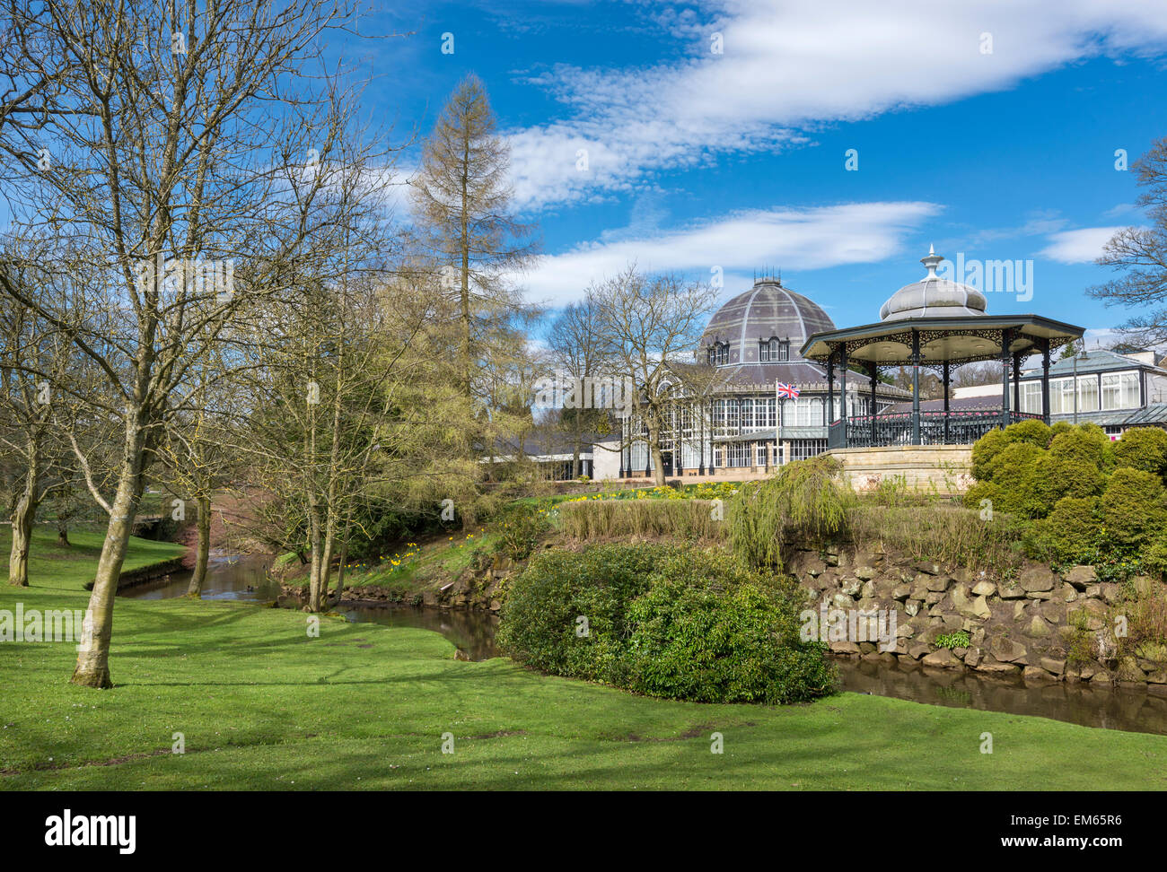 Buxton Pavilion Gärten an einem sonnigen Frühlingsmorgen. Die Octagon und Musikpavillon im Blick. Stockfoto