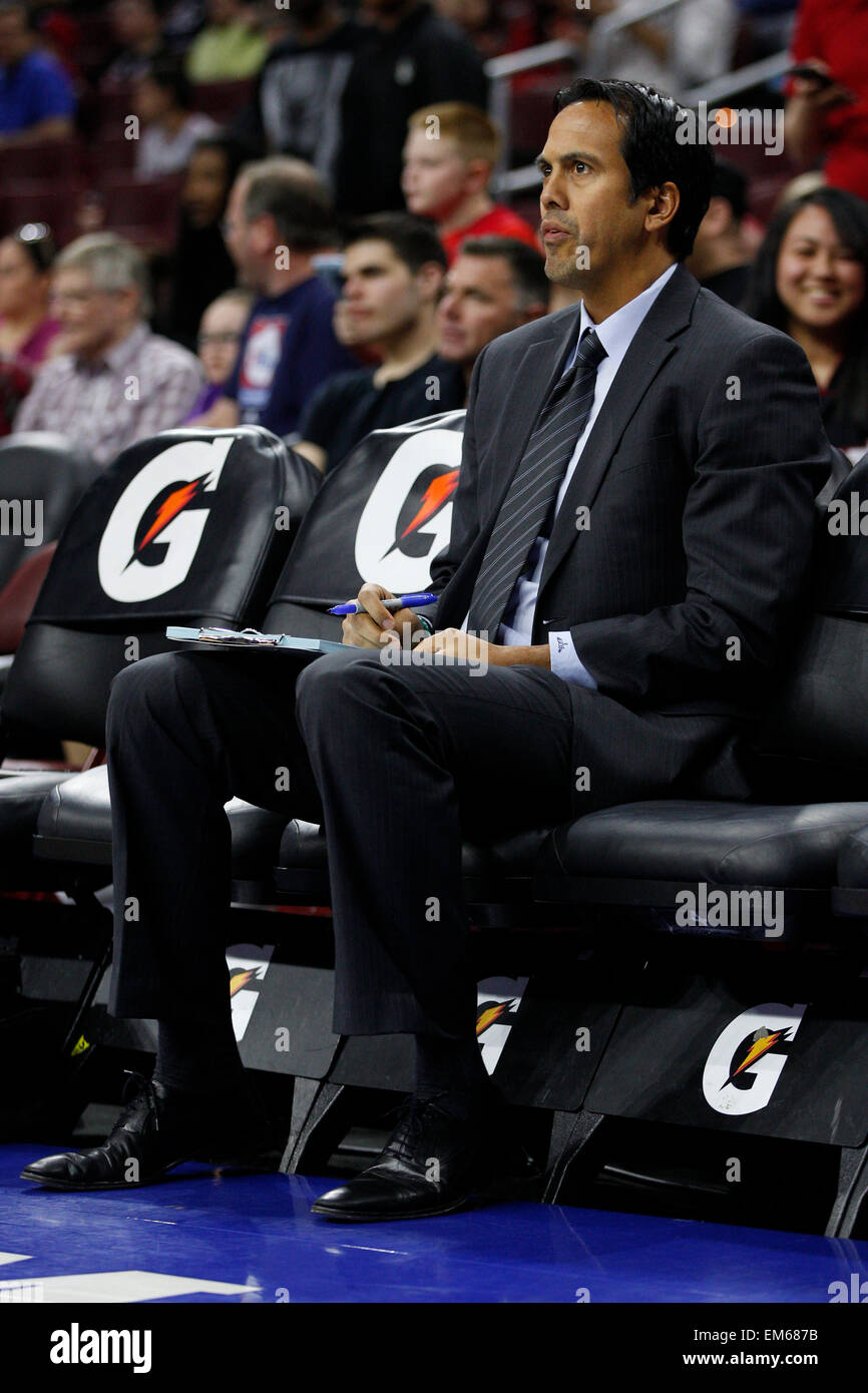 15. April 2015: Miami Heat Trainer Erik Spoelstra blickt auf während der NBA-Spiel zwischen den Miami Heat und die Philadelphia 76ers im Wells Fargo Center in Philadelphia, Pennsylvania. Die Miami Heat gewonnen 105-101. Stockfoto