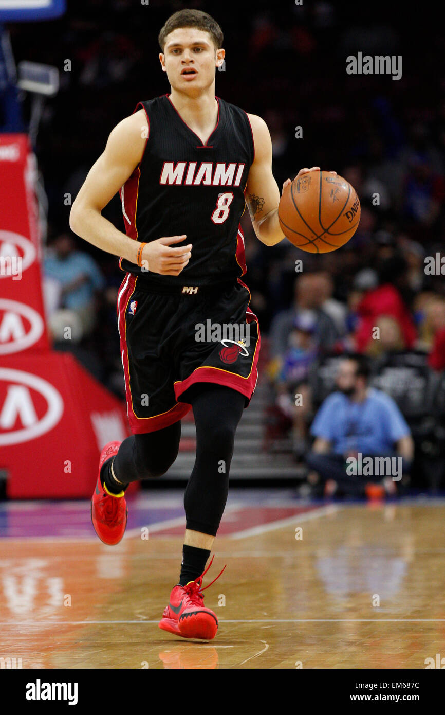 15. April 2015: Miami Heat bewachen Tyler Johnson (8) in Aktion während der NBA-Spiel zwischen den Miami Heat und die Philadelphia 76ers im Wells Fargo Center in Philadelphia, Pennsylvania. Die Miami Heat gewonnen 105-101. Stockfoto