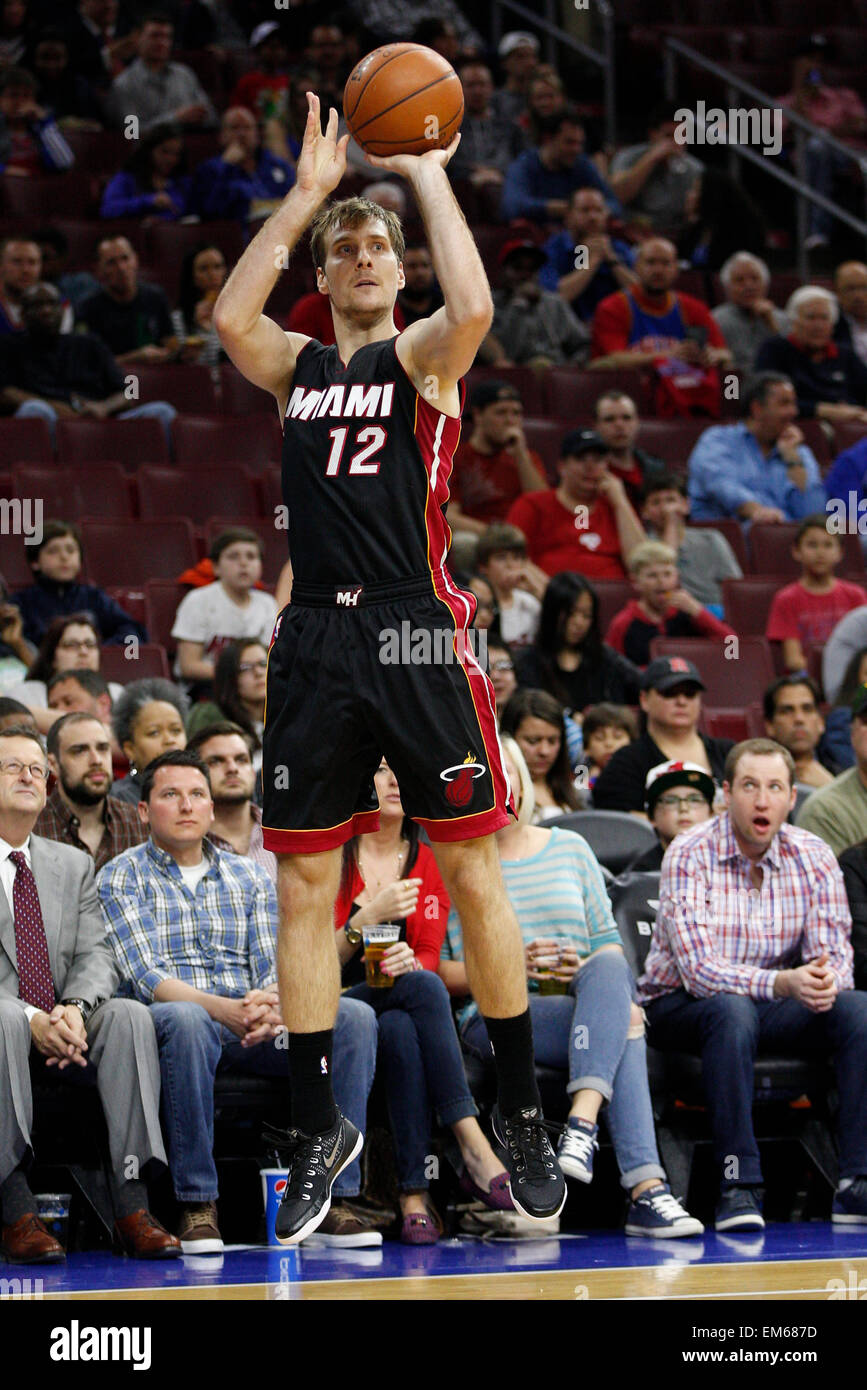 15. April 2015: Miami Heat-Guard Zoran Dragic (12) schießt den Ball während der NBA-Spiel zwischen den Miami Heat und die Philadelphia 76ers im Wells Fargo Center in Philadelphia, Pennsylvania. Die Miami Heat gewonnen 105-101. Stockfoto