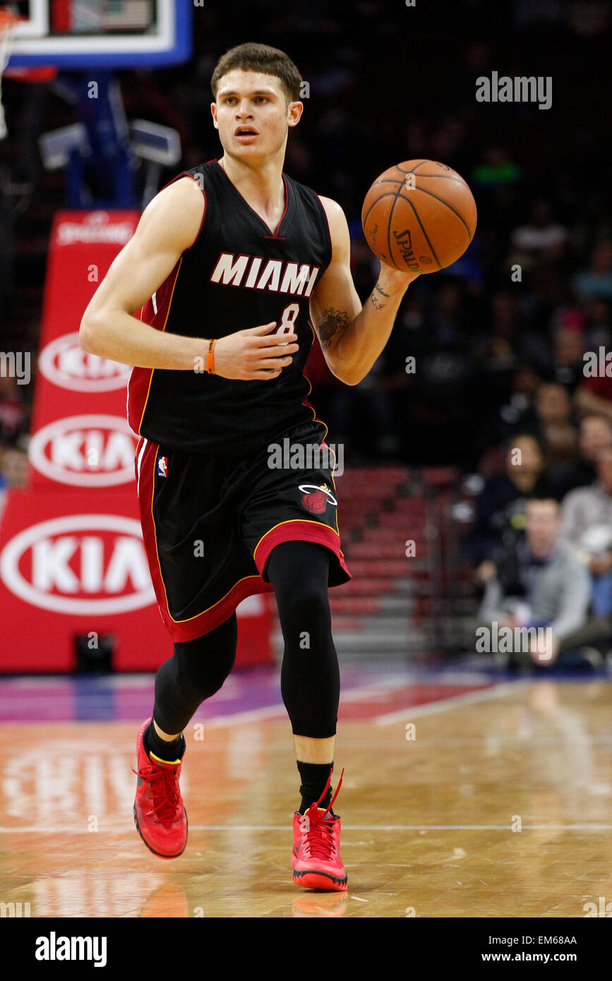15. April 2015: Miami Heat bewachen Tyler Johnson (8) in Aktion während der NBA-Spiel zwischen den Miami Heat und die Philadelphia 76ers im Wells Fargo Center in Philadelphia, Pennsylvania. Die Miami Heat gewonnen 105-101. Stockfoto
