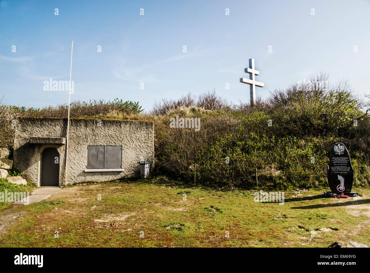 Bunker und Lothringen Kreuz am Juno Beach, Frankreich Stockfoto