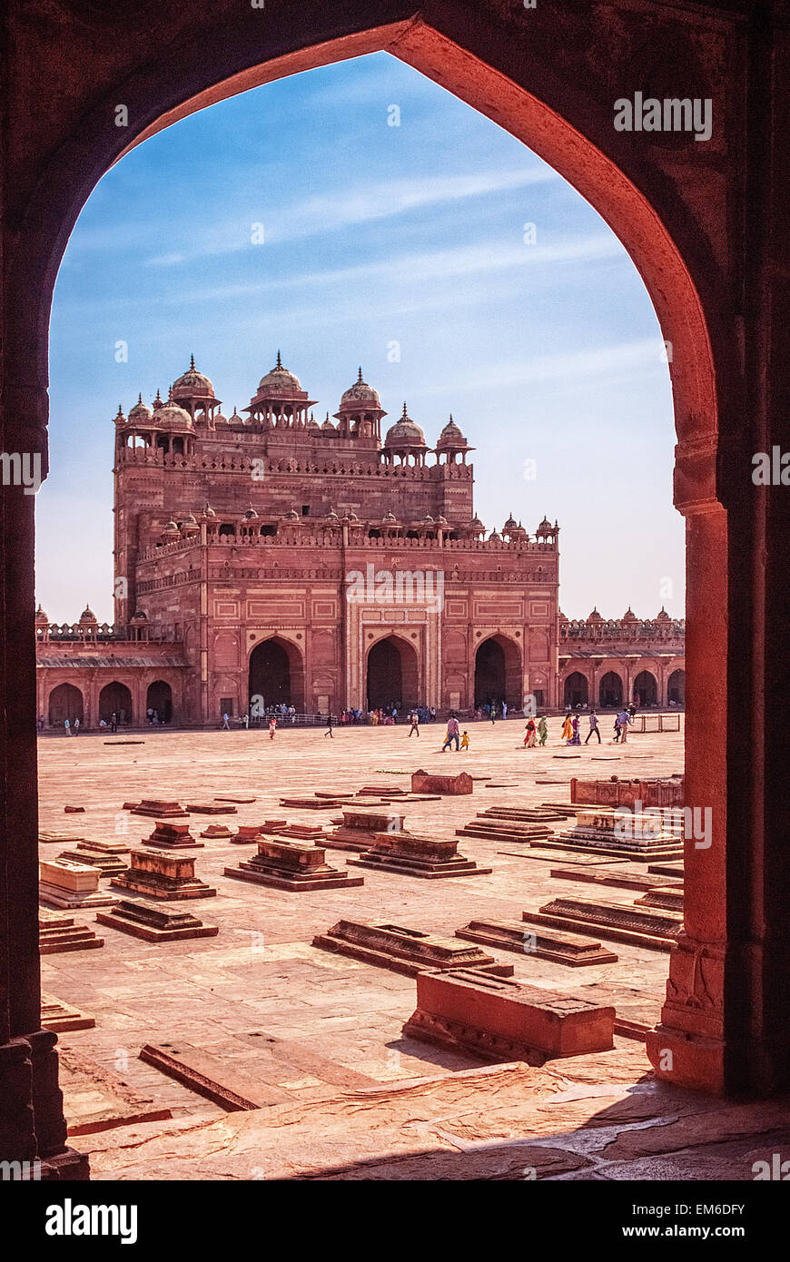 Fatehpur Sikri - Hof Palast mit Gräbern, Bogen gerahmte Blick Stockfoto