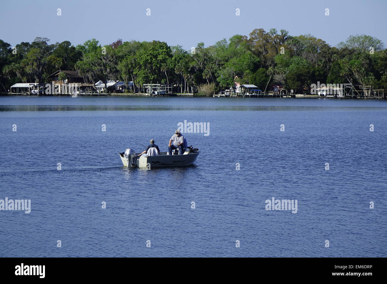 Zwei Männer in einem kleinen Fischerboot, Homosassa River, Florida Stockfoto