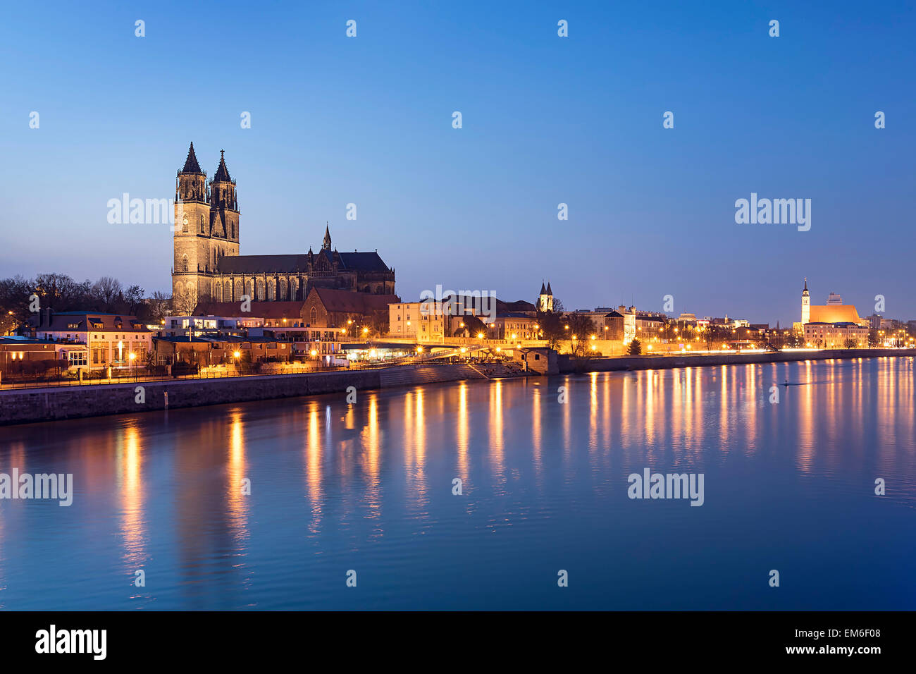 Nacht-Szene Stadt Magdeburg mit Fluss Elbe in Sachsen-Anhalt-Deutschland Stockfoto