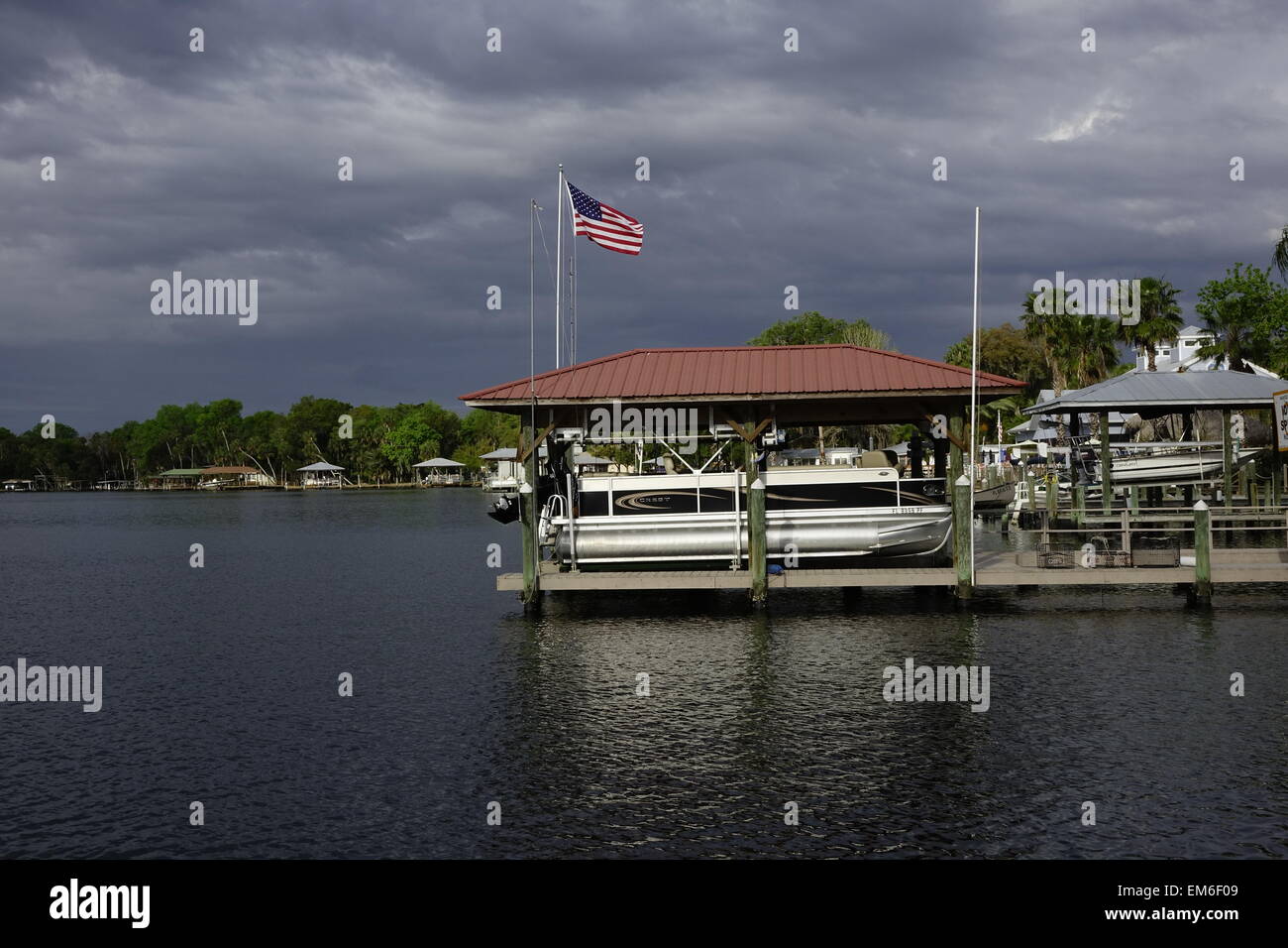 Bootsanlegestelle an der Homosassa River, Florida an einem stürmischen Tag Stockfoto