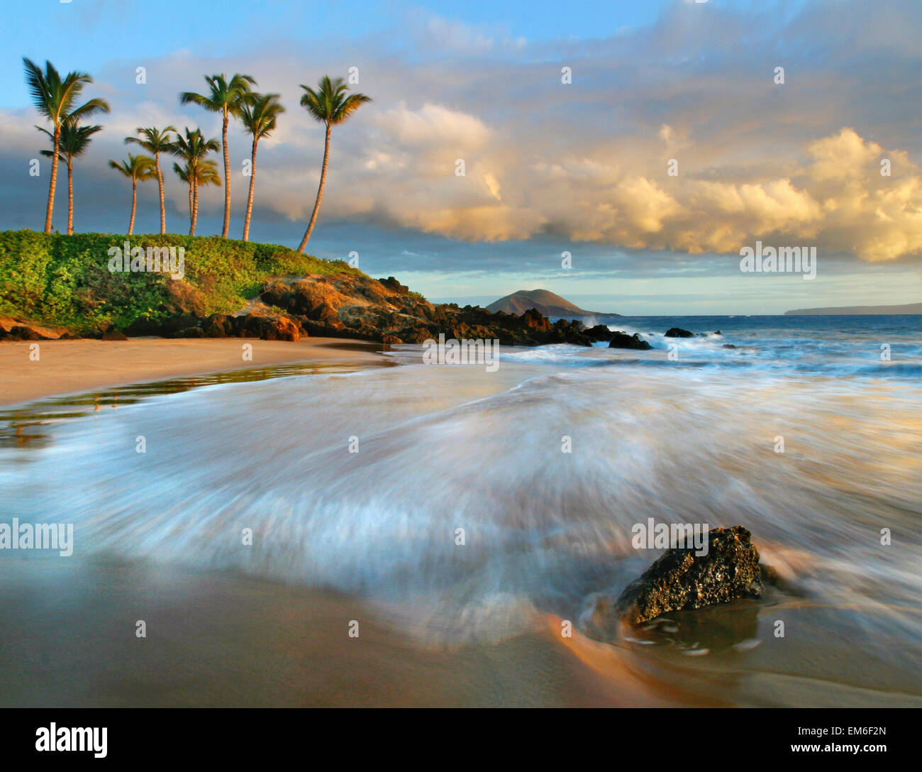 Hawaii, Maui, Makena, Secret Beach bei Sonnenuntergang. Stockfoto