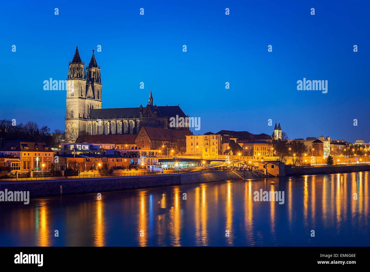 Nacht-Szene Stadt Magdeburg mit Fluss Elbe in Sachsen-Anhalt-Deutschland Stockfoto