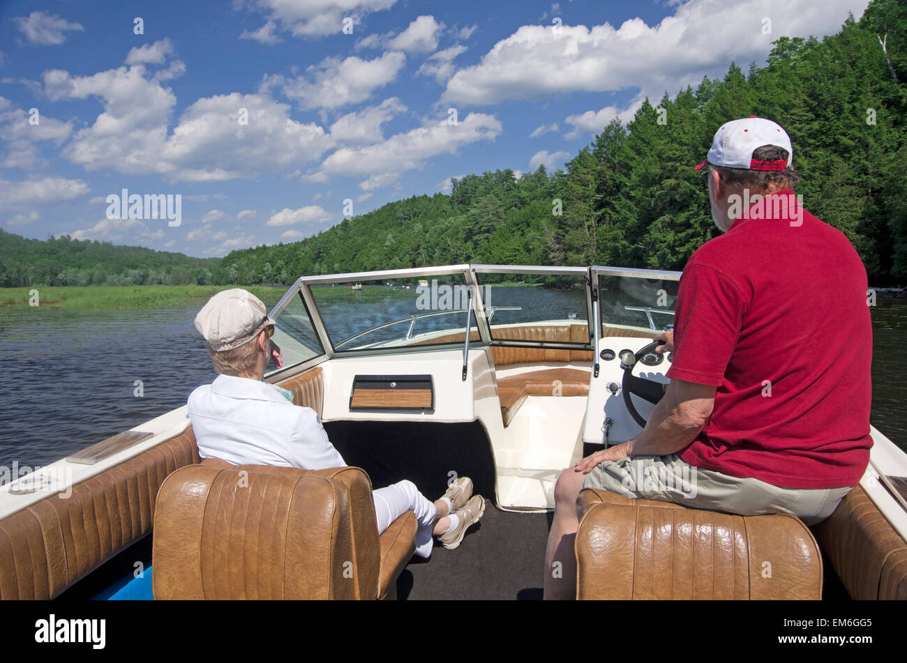 Paradox See treibt Mann Speed-Boot Frau sitzt auf seiner linken Seite und schaut voraus. Stockfoto