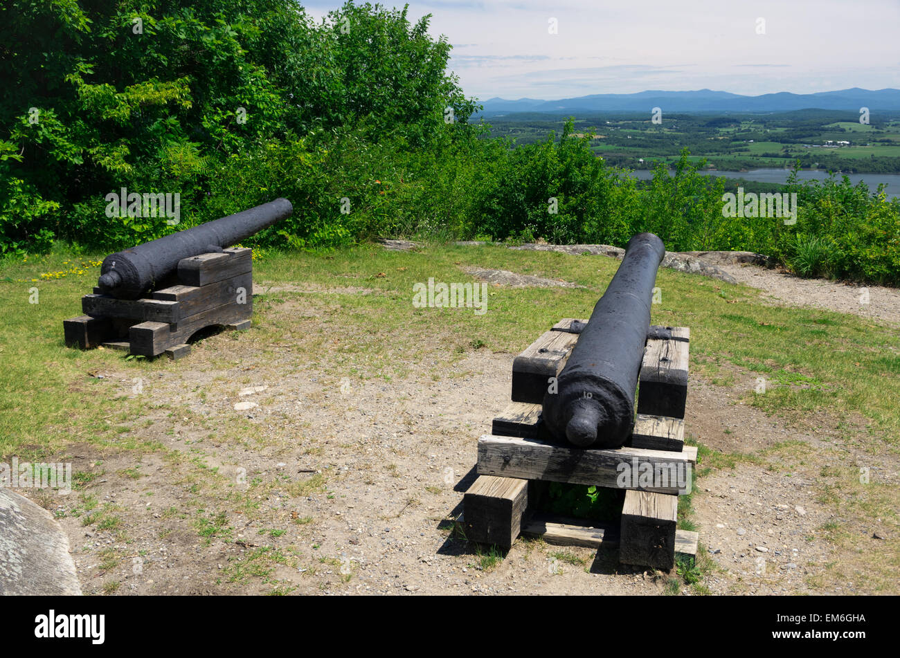 Zwei Kanonen Fort Ticonderoga Ziel über Lake Champlain, das Fort im revolutionären Krieg zu schützen Stockfoto