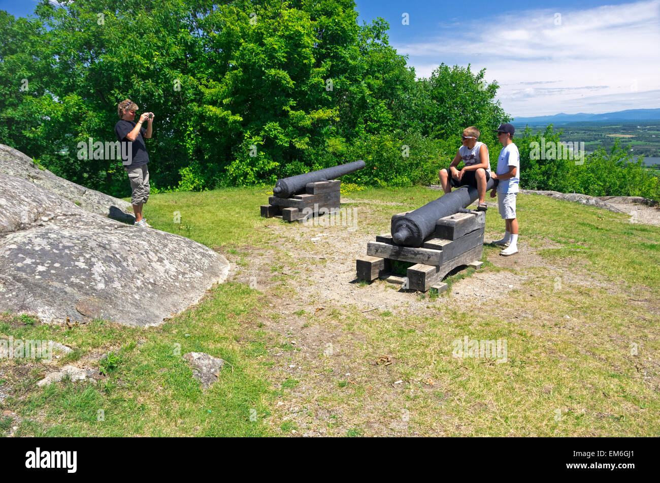 Fort Ticonderoga drei Jungs fotografieren wollen zwei Kanonen in Lake Champlain, Fort im revolutionären Krieg zu schützen Stockfoto