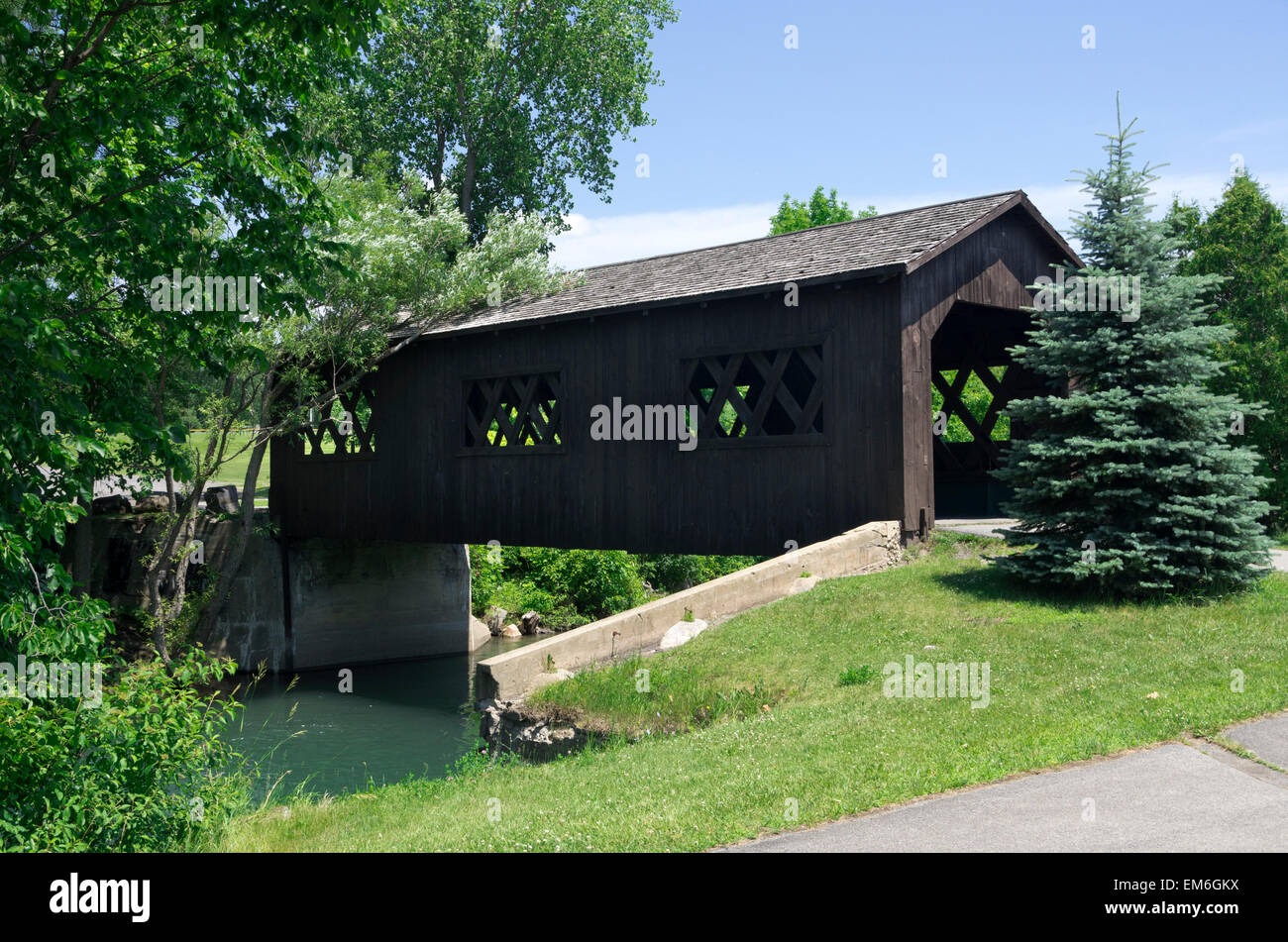 Gedeckte Brücke über La Chute River walk, verbinden See Lake George, Lake Champlain Fort Ticonderoga, New York. Stockfoto