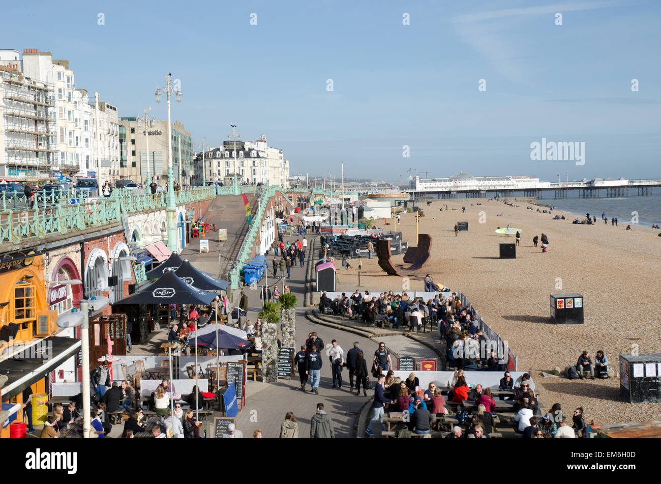 Brighton direkt am Meer an einem sonnigen Tag mit vielen Menschen Stockfoto