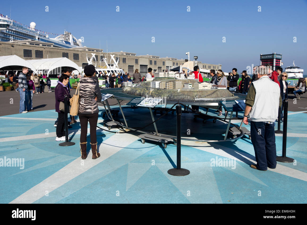 Alcatraz Plaza, Modell der Gefängnisinsel San Francisco Besucher betrachten. Stockfoto