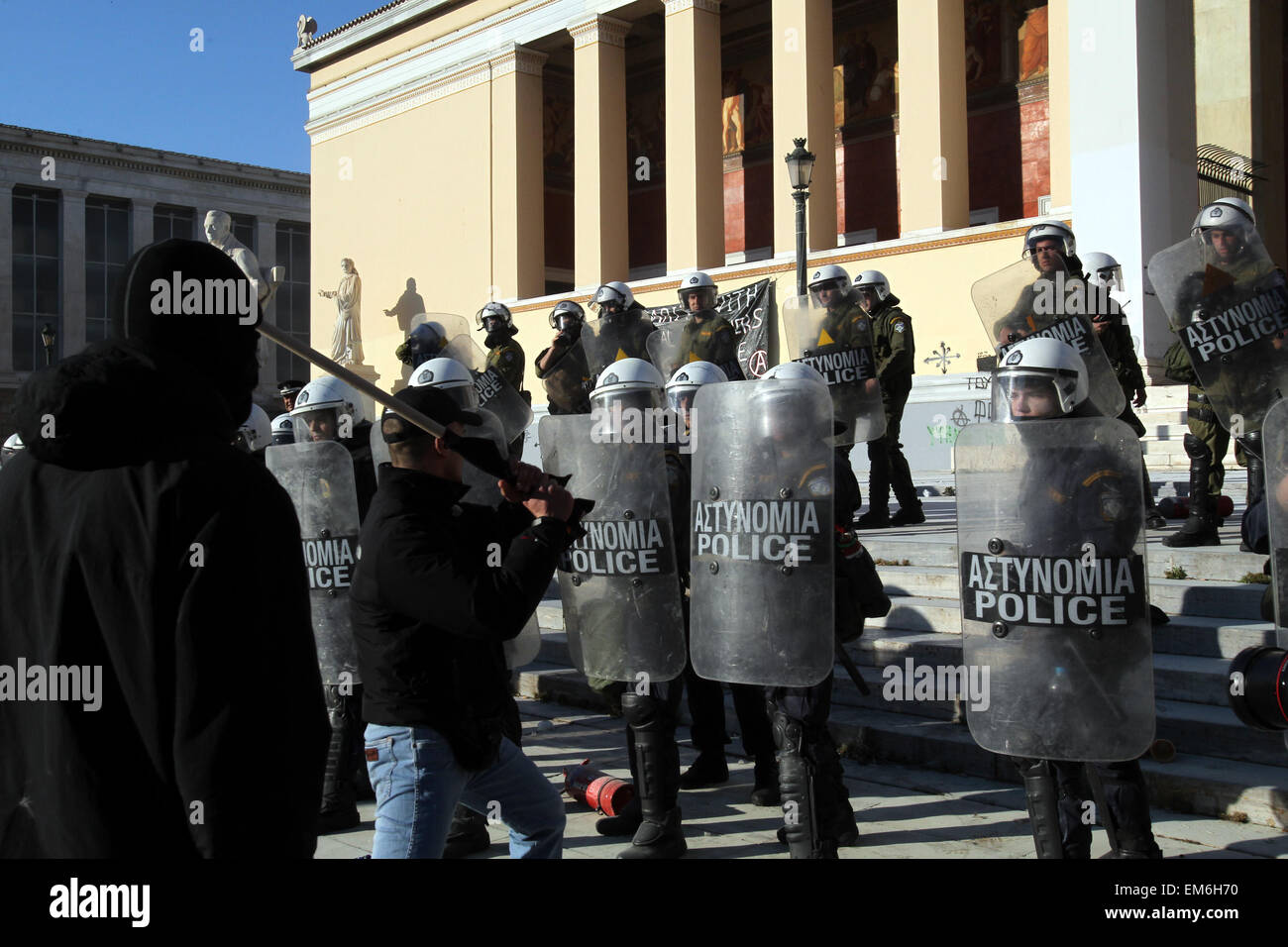 Athen. 16. April 2015. Demonstranten gegen den Betrieb der Skouries Goldmine in Griechenland Chalkidiki Zusammenstoß mit der Bereitschaftspolizei in Athen am 16. April 2015. Demonstranten gegen eine dreijährige Goldmine Investition in Nordgriechenland gingen auf Straße hier am Donnerstag. Bildnachweis: Marios Lolos/Xinhua/Alamy Live-Nachrichten Stockfoto