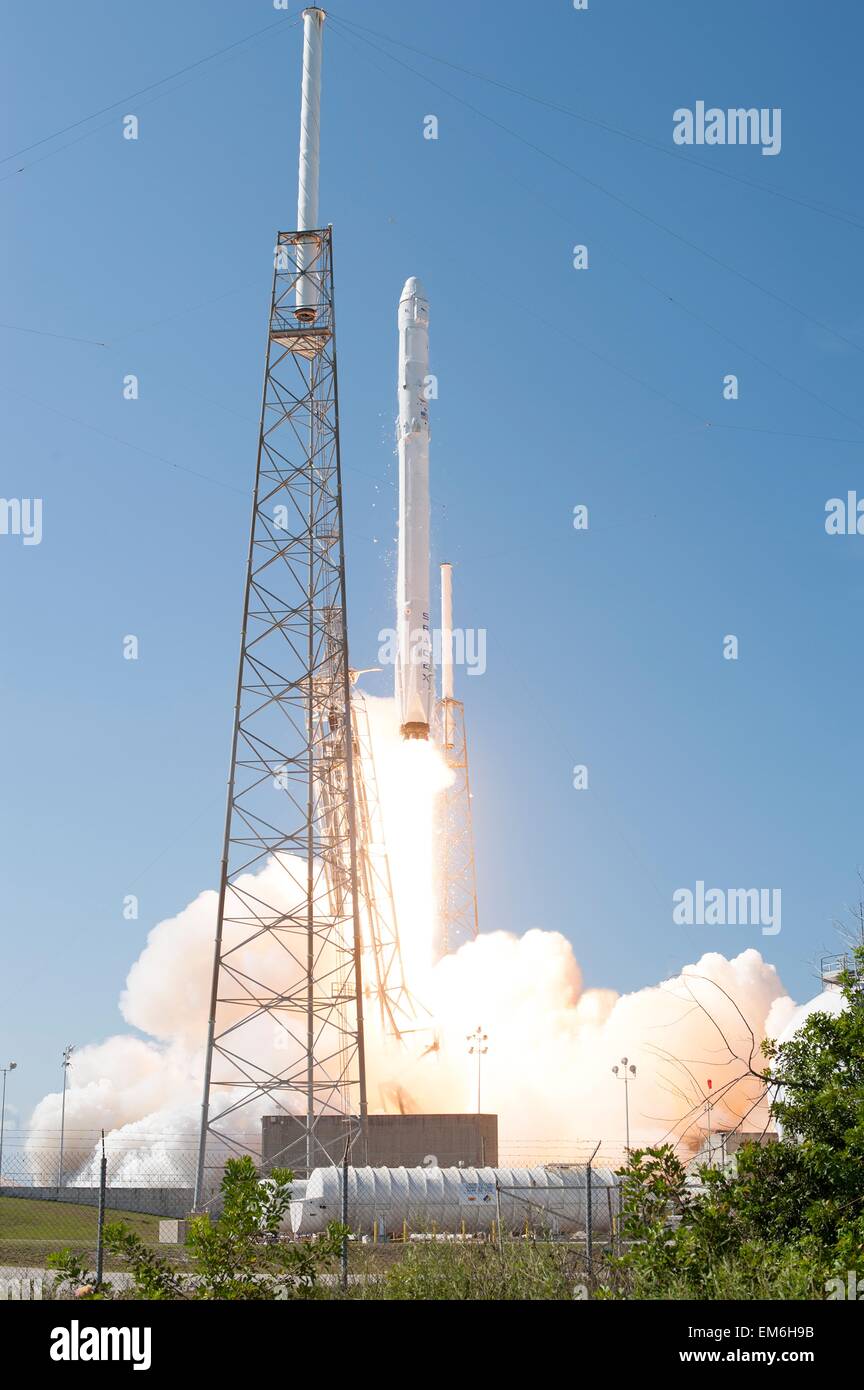 Kommerzielle SpaceX Falcon 9 Rakete Blasten aus mit der Dragon-Kapsel auf ihrer sechsten kommerzielle Nachschub Dienstleistungen Mission zur internationalen Raumstation ISS vom Space Launch Complex 40 14. April 2015 in Cape Canaveral, Florida. Die Raumsonde liefern 4.300 Pfund von wissenschaftlichen Experimenten, Technologie Demonstrationen und Zubehör, Wissenschaft und Forschung auf der Umlaufbahn Außenposten zu unterstützen. Stockfoto