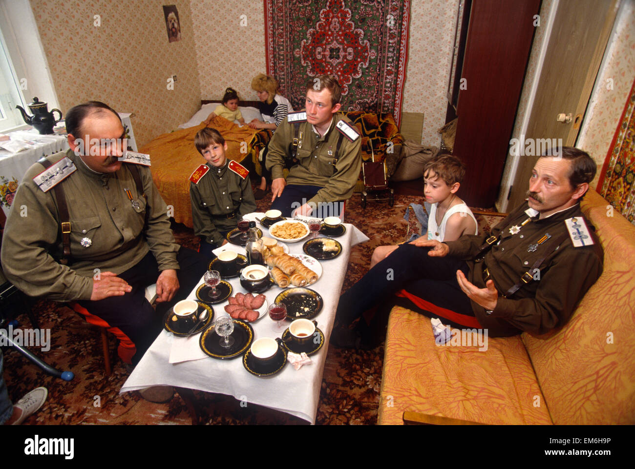 Eine Familie von russischen Don Cossacks haben ein Familienessen in