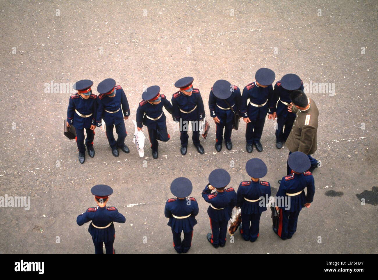 Junge russische Don Cossacks haben ihre Uniformen kontrolliert, bevor in einer Parade an der Don-Kosaken-Militärschule in Nowotscherkassk, Russland marschiert. Stockfoto