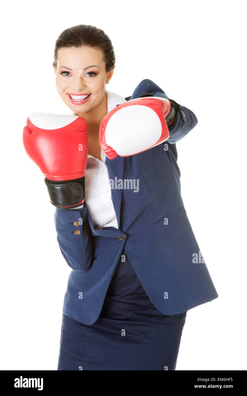 Junge Geschäftsfrau mit Boxhandschuhen Stockfoto