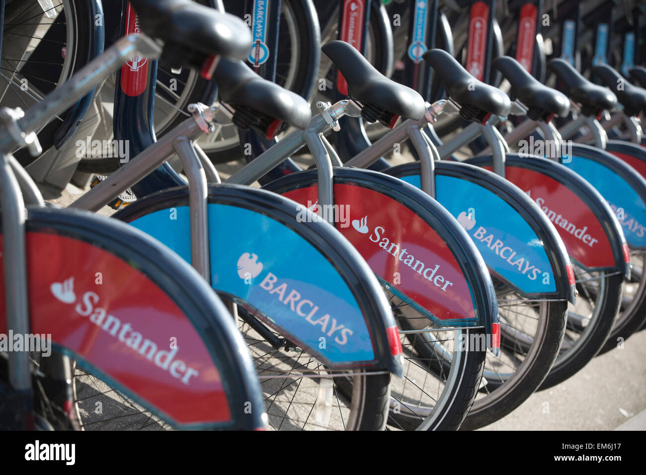 Londons blau "Boris Bikes" sollen rot angemalt unter einen sieben-Jahres-Sponsoring-Deal mit Santander Wert rund 7 Millionen Pfund pro Jahr, UK Stockfoto