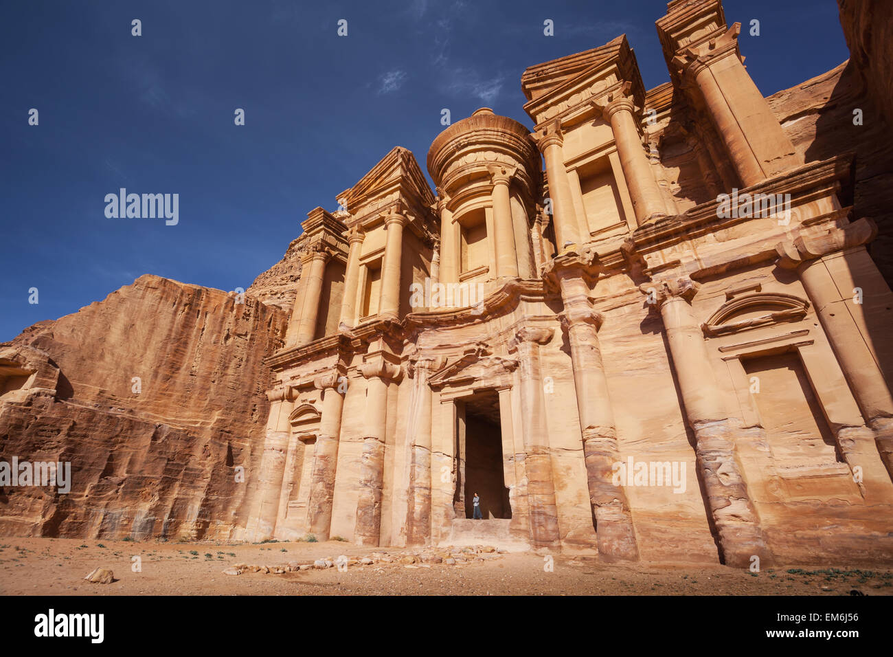 Ad Deir, antike, blauer Himmel, Geschichte, Jordanien Stockfoto