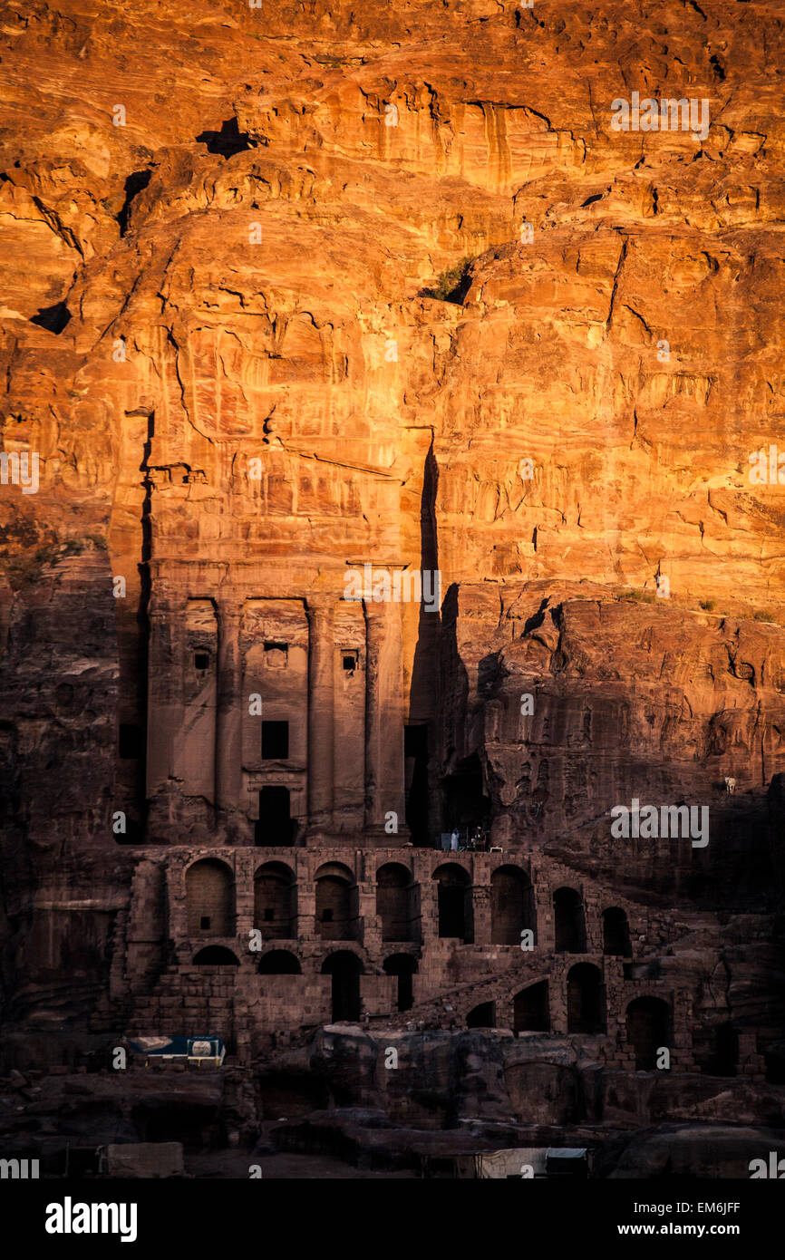 Geschnitzte Steinfassaden auf Petra, Jordanien Stockfoto