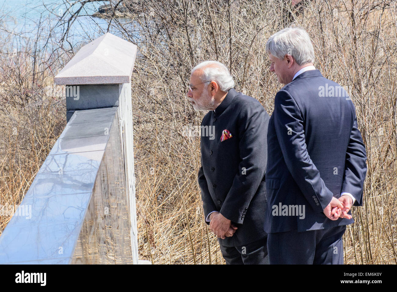 Toronto, Kanada. 16. April 2015.  Der indische Premierminister Narendra Modi und kanadischen PM Stephen Harper, besuchen Sie das Denkmal für Air India Flug 182 in Toronto.  Der Air India Flug war zerstörte eine Bombe über dem Atlantischen Ozean im Jahr 1985 während des Fluges zwischen Kanada und UK-Credit: Victor Biro/Alamy Live News Stockfoto