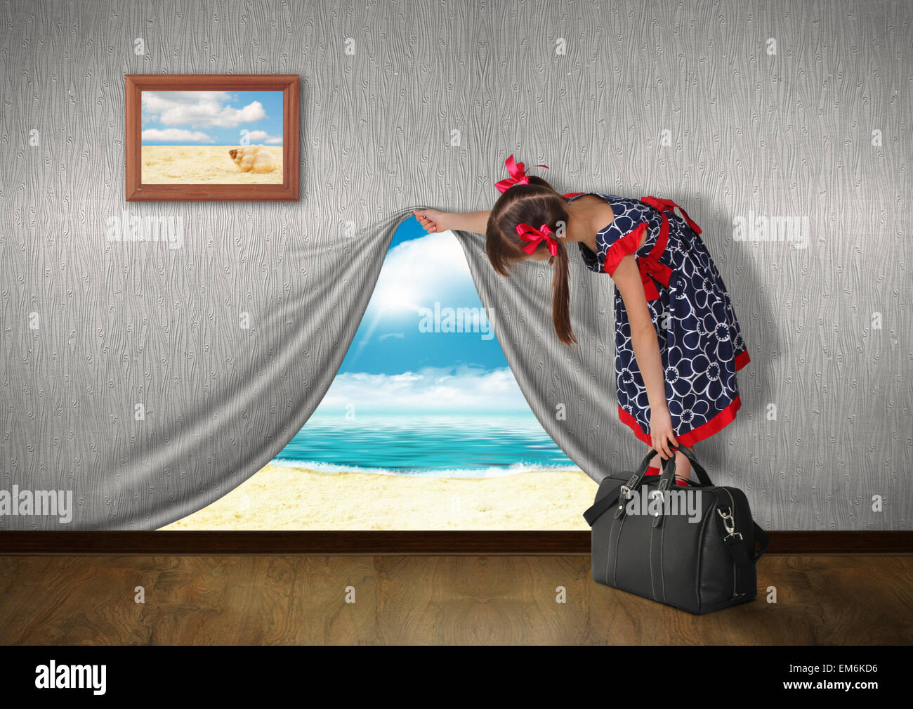 Kind-Blick auf Meer hinter der Wand, Urlaub Konzept Stockfoto