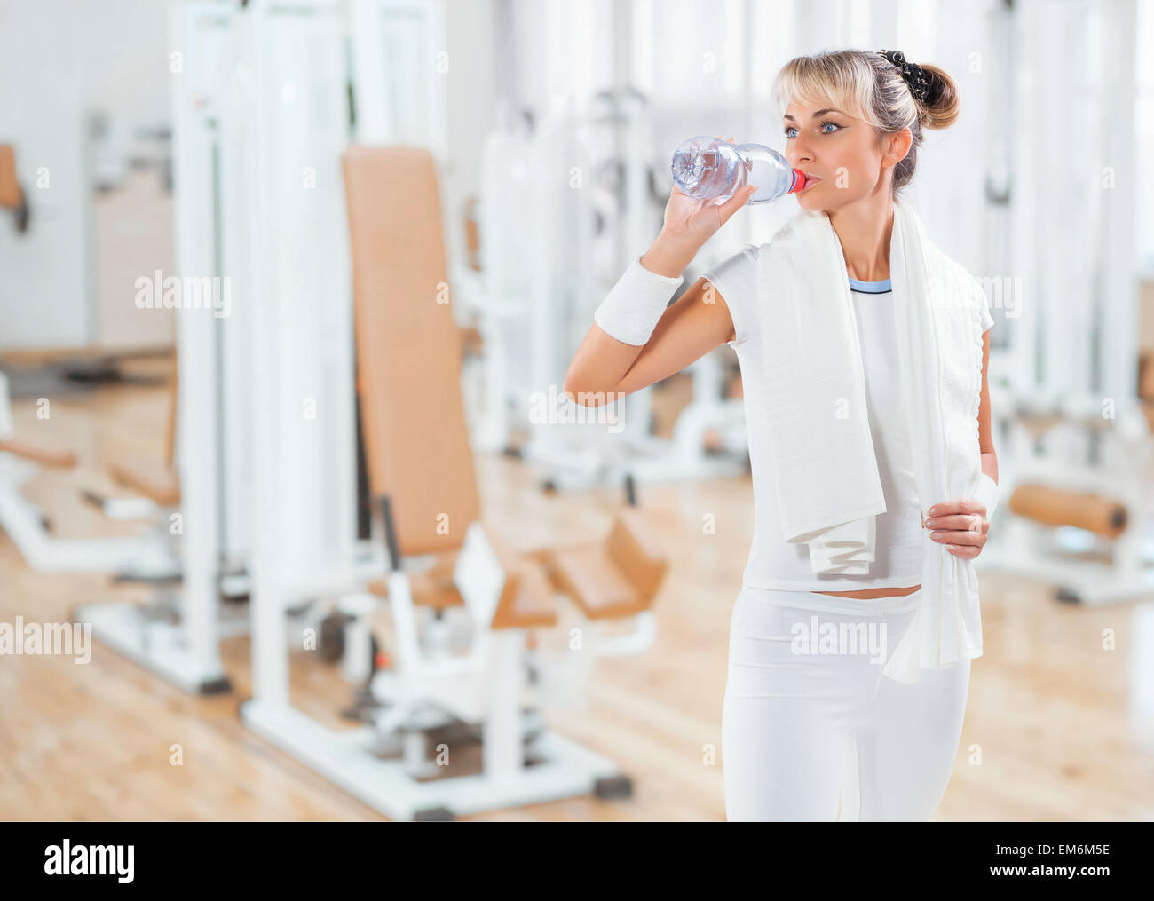 eine Sportlerin Dring Wasser aus Flasche Stockfoto