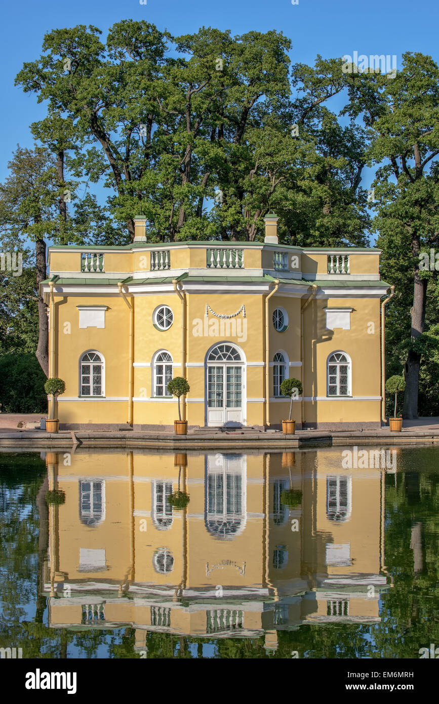 Der obere Badehaus Pavillon mit Spiegelbild im Teich im Catherine Park. Zarskoje Selo. Russland Stockfoto