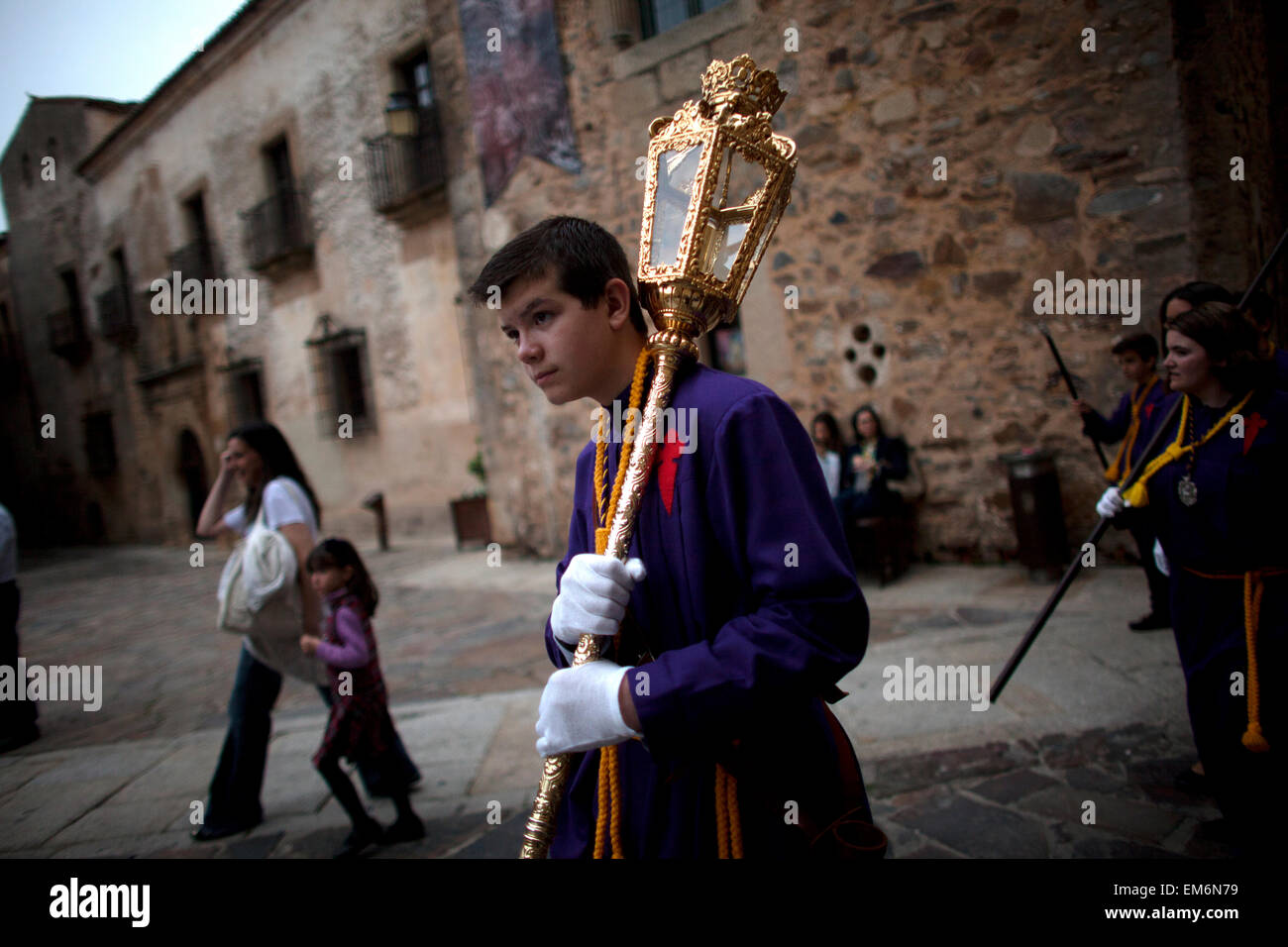 Ein Altarjunge hält einen Klumpen während der Karwoche in Caceres, Extremadura, Spanien Stockfoto