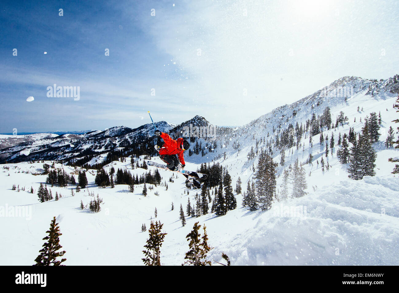 Ein Mann von einer Klippe in Alta, Utah, Backcountry Ski. Stockfoto